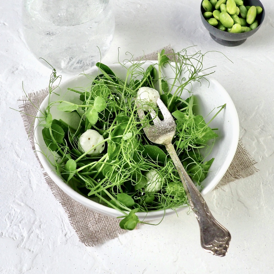 Ærteskud salat med vegansk fetaost